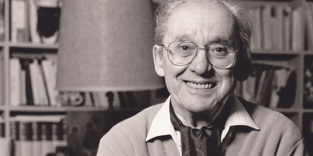 Paul Ricoeur souriant symbolisant le travail de réécriture et d'identité narrative chez Anima coaching.