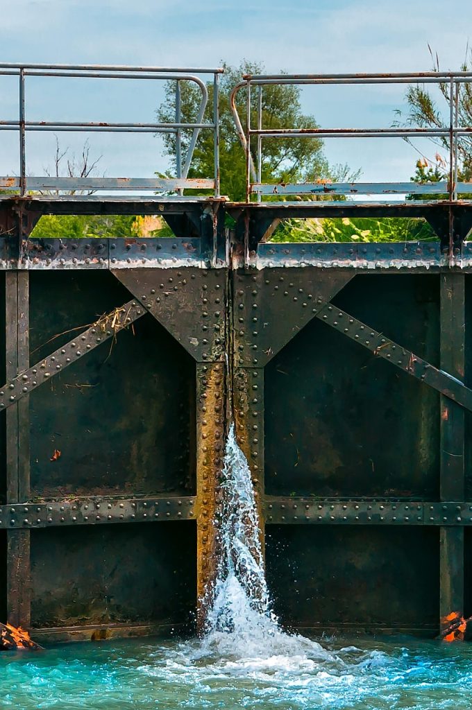 Écluse régulant le flux d'eau, symbole des soupapes nécessaires à toute organisation sous pression
