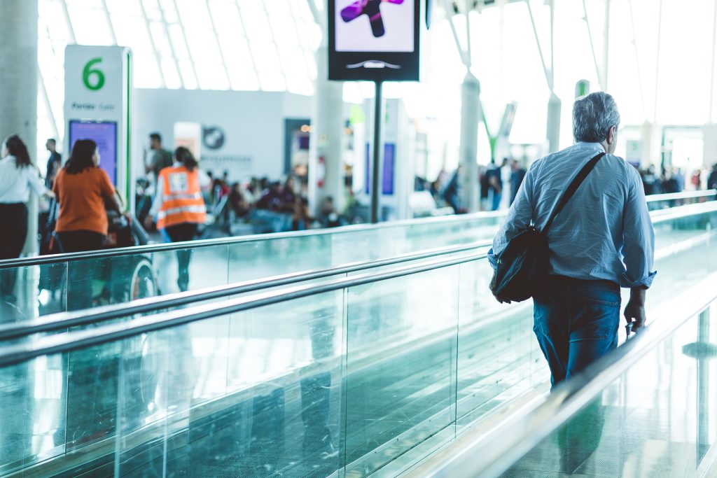 tapis roulant dans un aéroport pour illustrer l'accélération du monde et le besoin de trouver des espaces de résonance