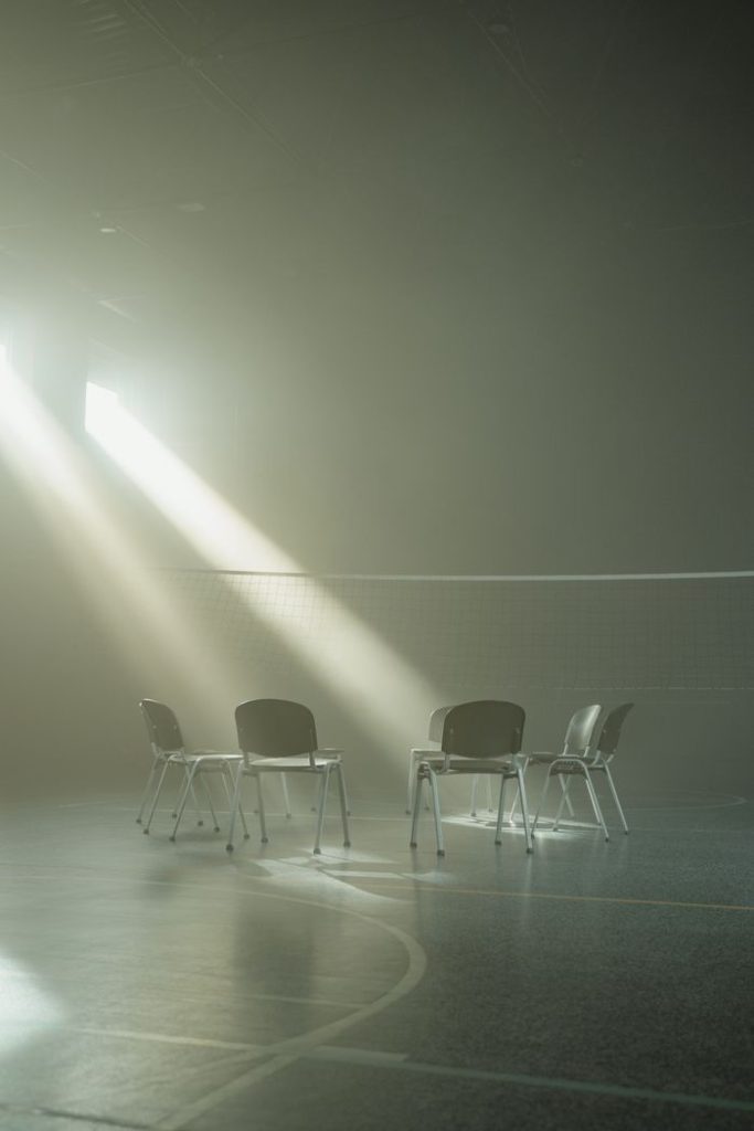 Cercle de chaises vides disposées en rond, symbole d'un espace d'écoute et de résonance collective