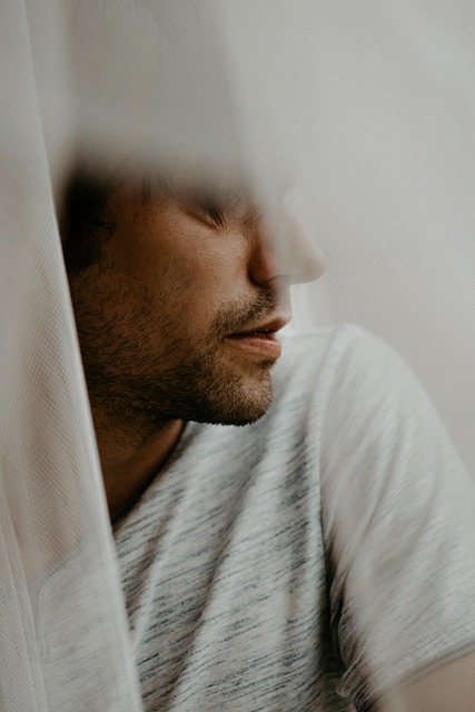 Dirigeant d'entreprise lucide et pensif à son bureau, illustrant la solitude et la recherche de clarté face à la gestion de crise.