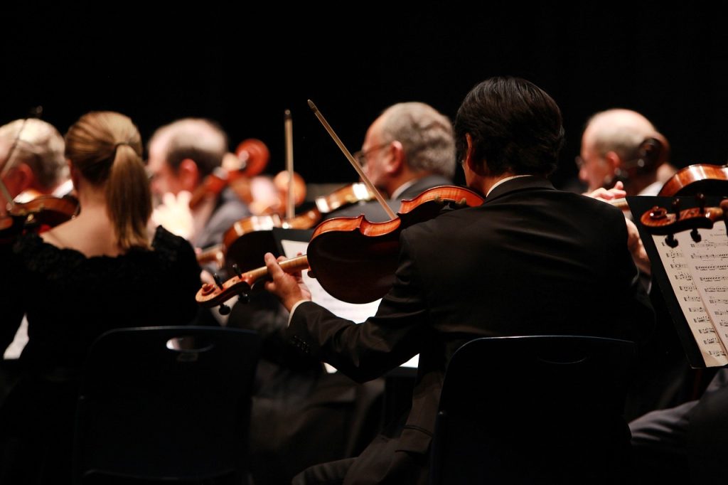 Musiciens d'un ensemble de chambre jouant ensemble, symbole de la puissance d'agir collective