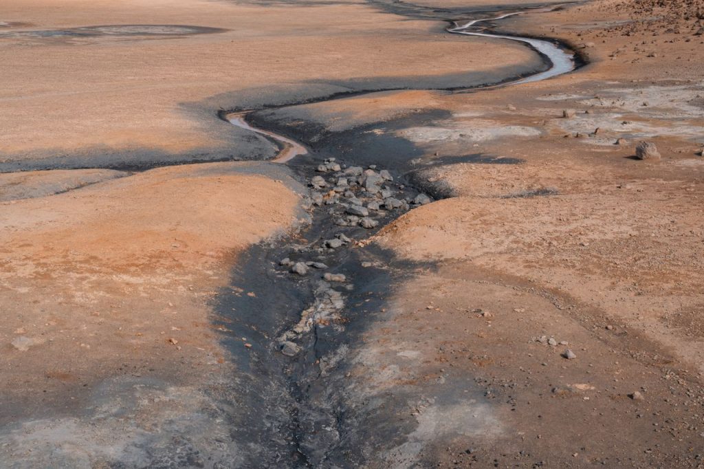 Fleuve européen au niveau historiquement bas, lit rocheux à sec révélé par la sécheresse de 2026