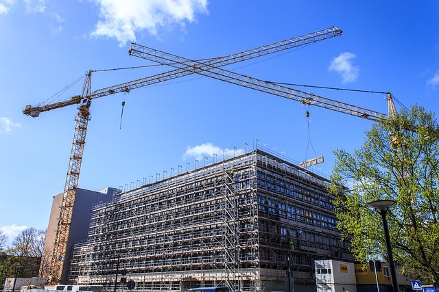Grue soulevant avec précision un module de construction préfabriqué