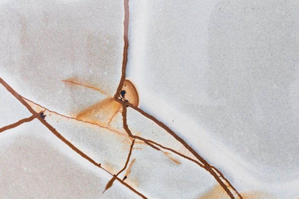 Bol en céramique réparé selon la technique du kintsugi, fissures soulignées d'une veine dorée